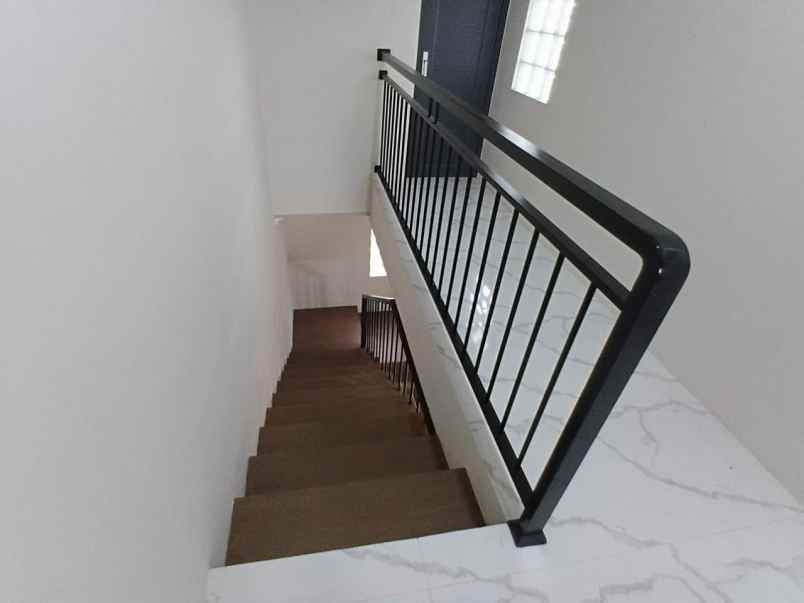 dijual rumah jalan permana