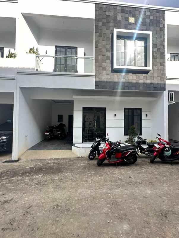 dijual rumah jalan raya jagakarsa