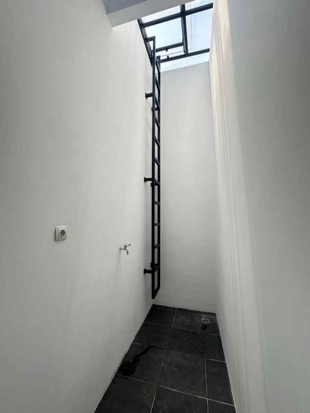 dijual rumah jalan raya jagakarsa