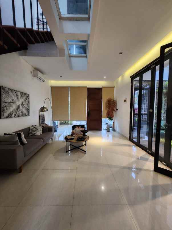 dijual rumah jalan raya rc veteran bintaro