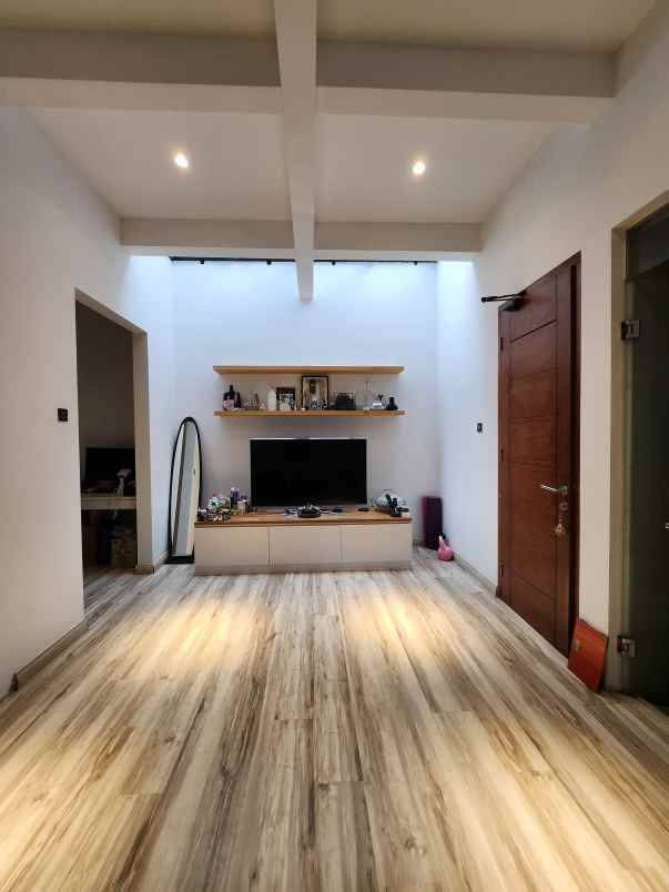 dijual rumah jalan raya rc veteran bintaro