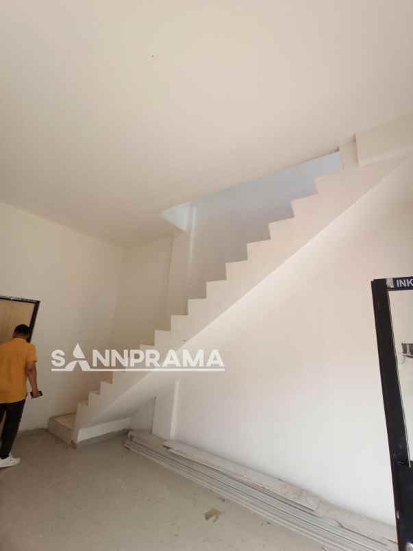 dijual rumah jalan utama boulevard coco