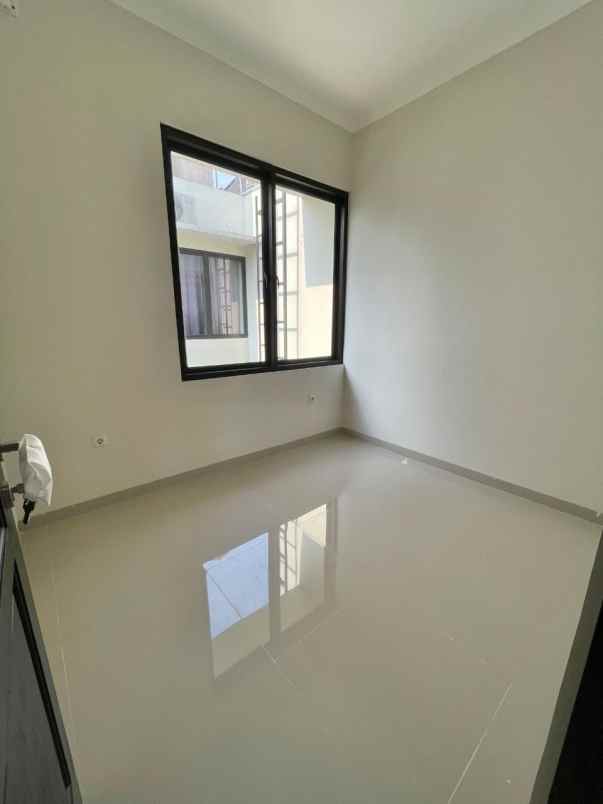 dijual rumah jl parakan pondok benda