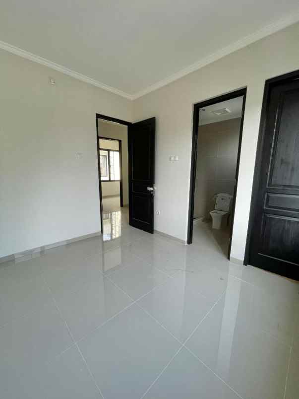 dijual rumah jl parakan pondok benda