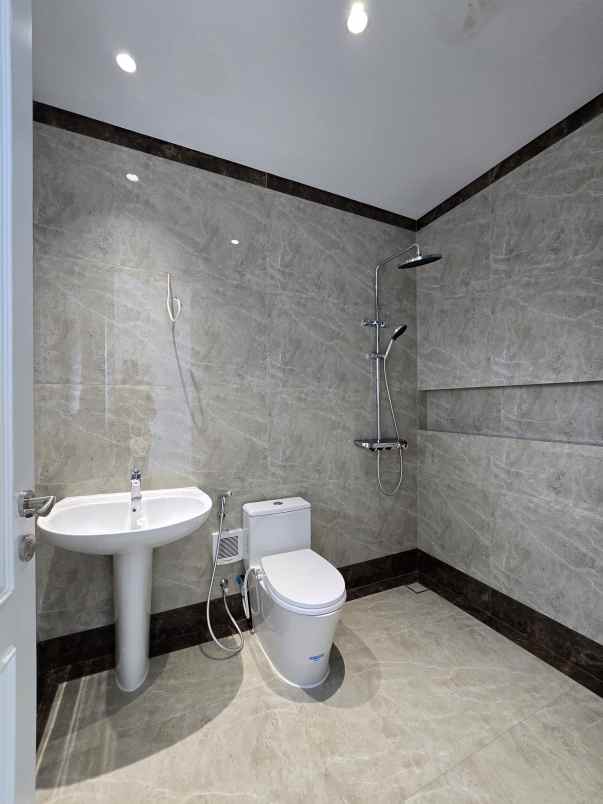 dijual rumah jl raya cempaka putih