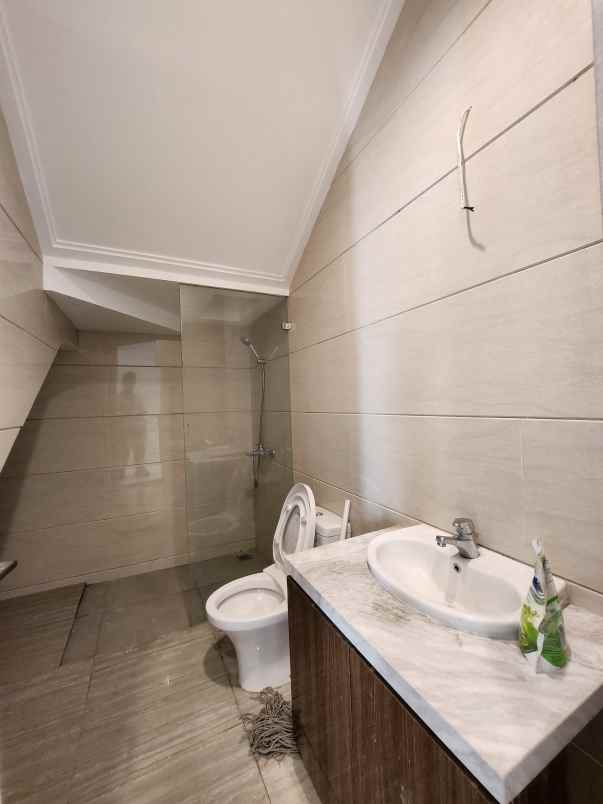 dijual rumah jl raya komplek cempaka