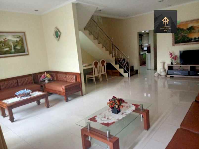 dijual rumah jl sarijadi