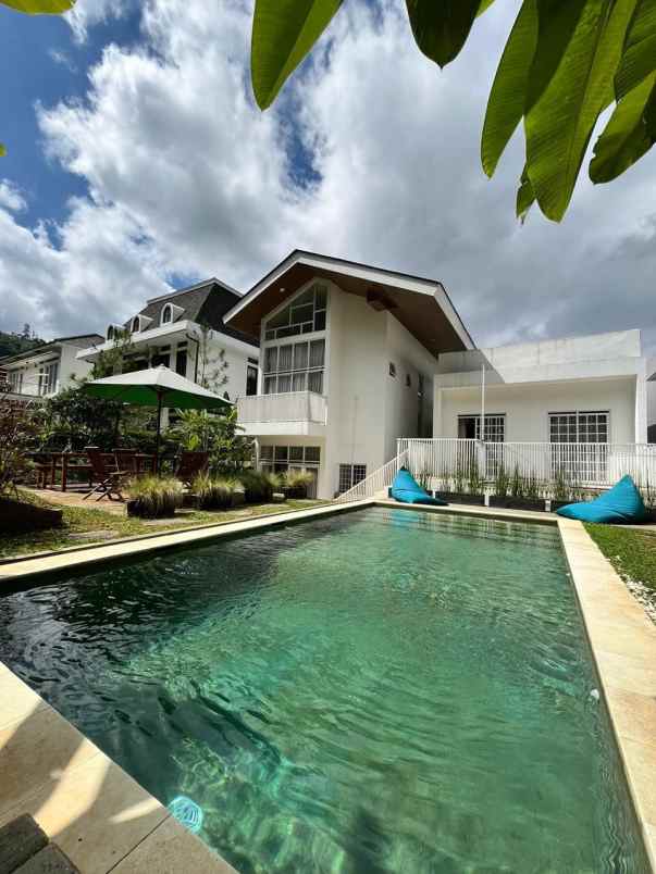 dijual rumah komplek elite dago resort
