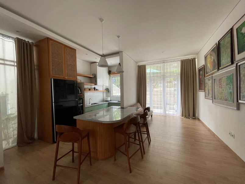 dijual rumah komplek elite dago resort