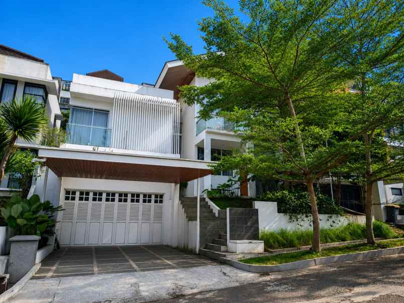 dijual rumah komplek elite dago resort