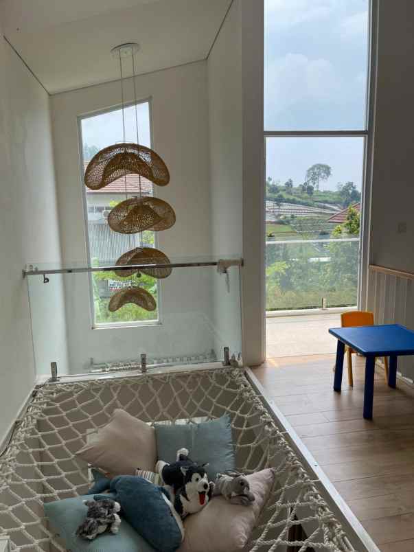 dijual rumah komplek elite dago resort