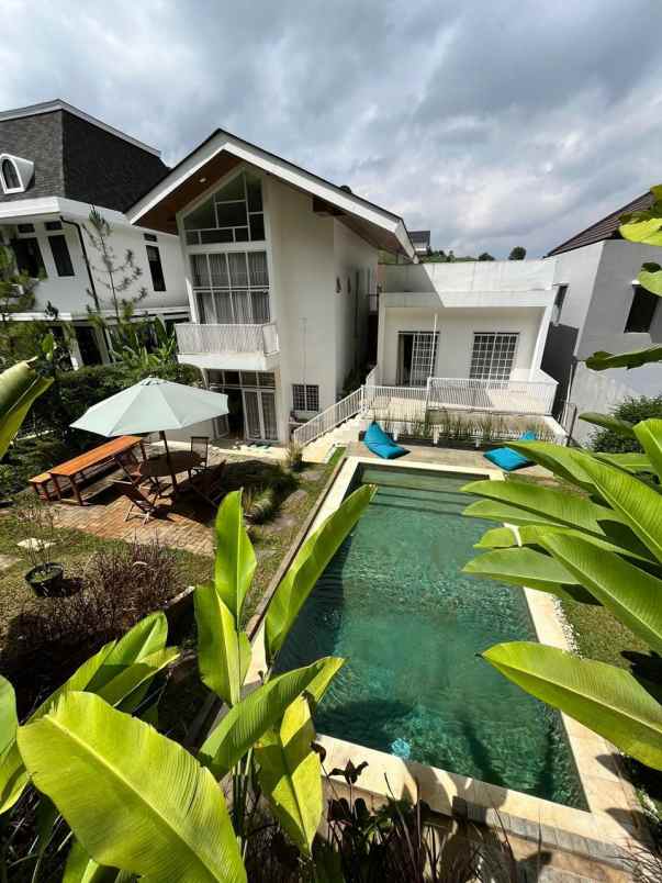 dijual rumah komplek elite dago resort