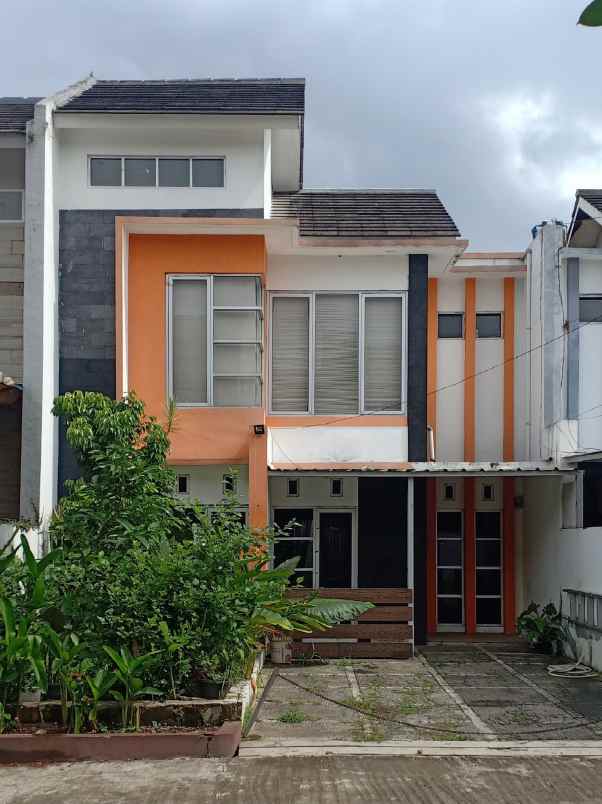 dijual rumah komplek sariwangi