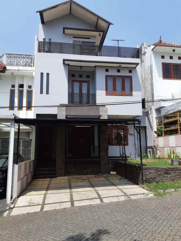 dijual rumah komplek tamansari bukit