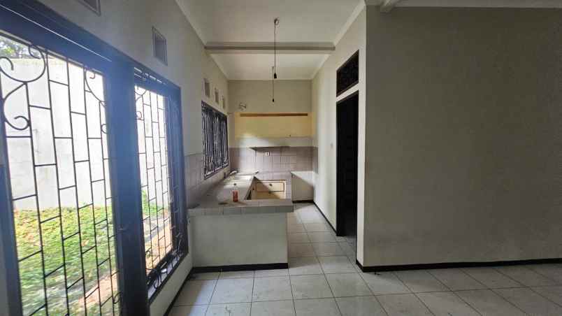 dijual rumah lantai 2 lokasi seminyak bali