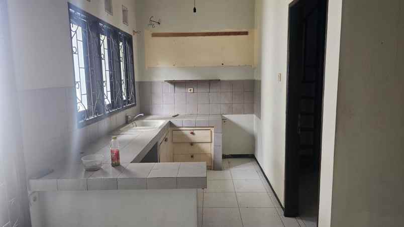 dijual rumah lantai 2 lokasi seminyak bali