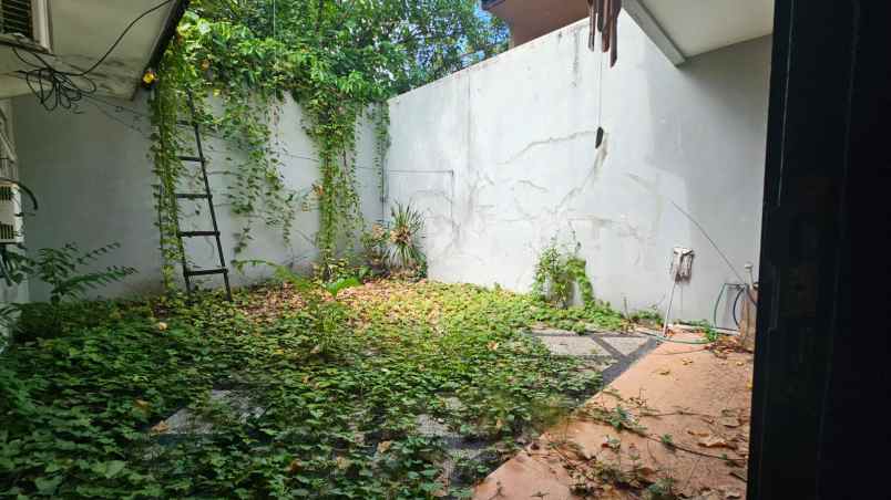 dijual rumah lantai 2 lokasi seminyak bali