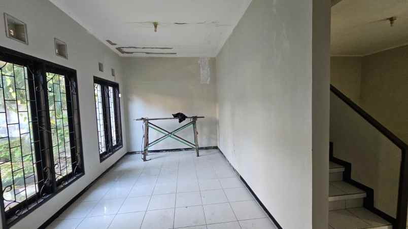 dijual rumah lantai 2 lokasi seminyak bali