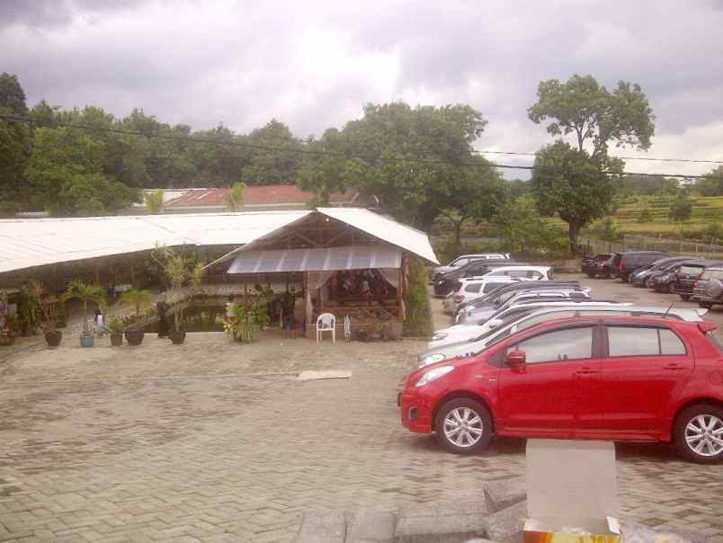 dijual rumah makan dan kolam pancing