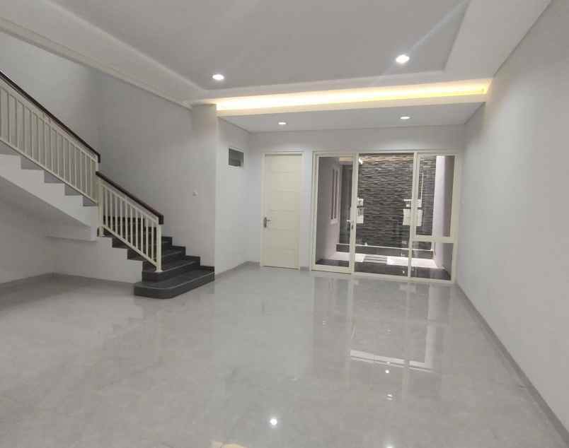 dijual rumah manyar tirtoyoso