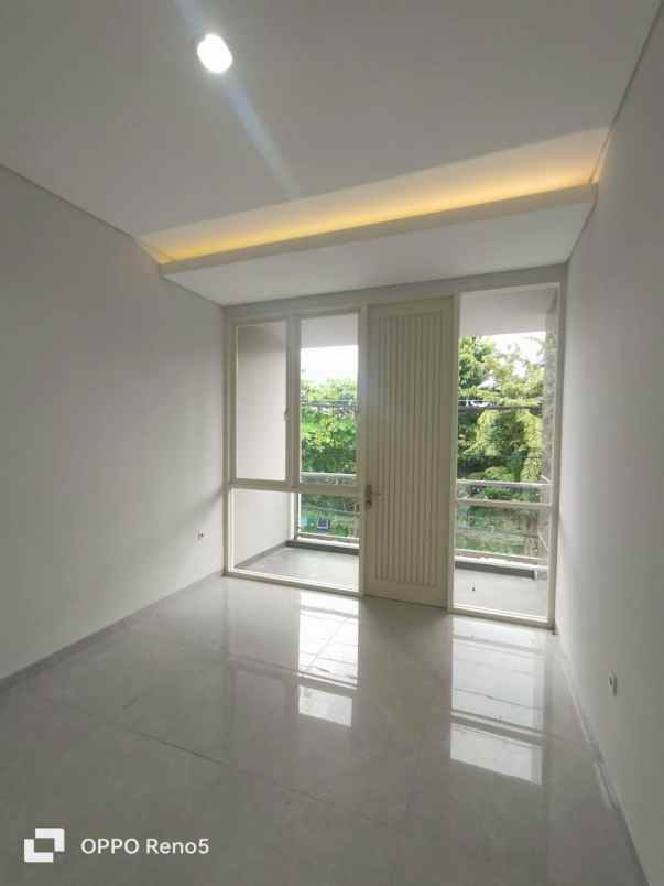 dijual rumah manyar tirtoyoso