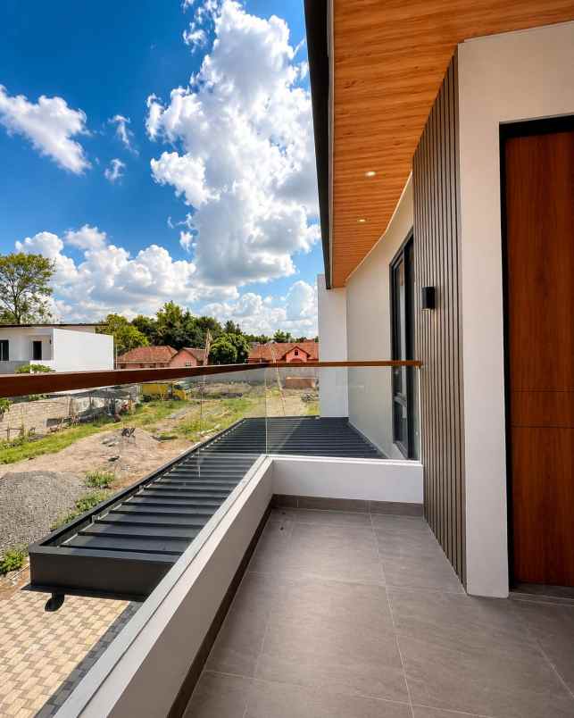 dijual rumah mewah dekat uii