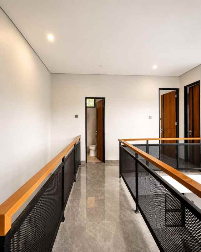 dijual rumah mewah dekat uii