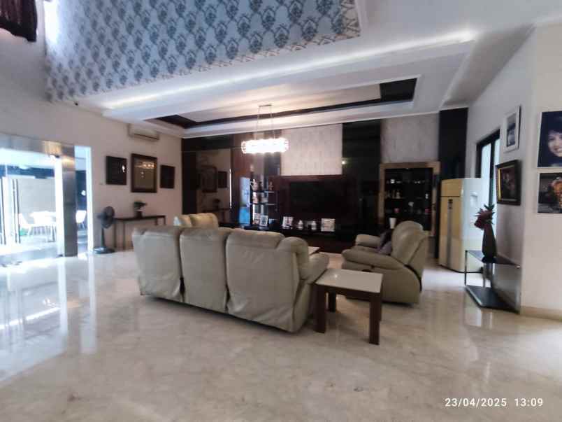 dijual rumah mewah kolam renang kota wisata cibubur