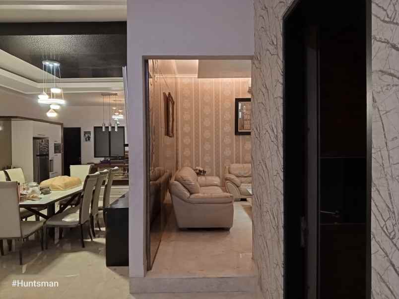 dijual rumah mewah kolam renang kota wisata cibubur