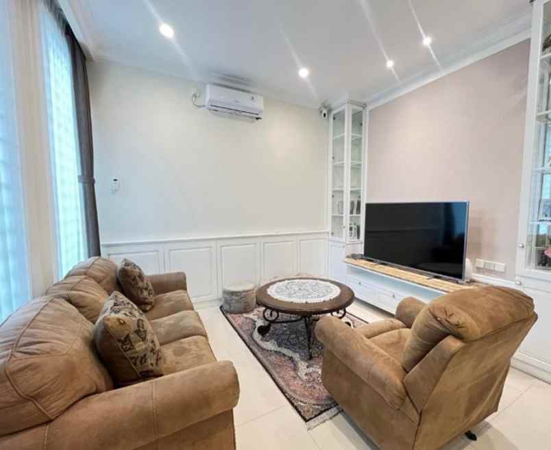 dijual rumah pakuwon city