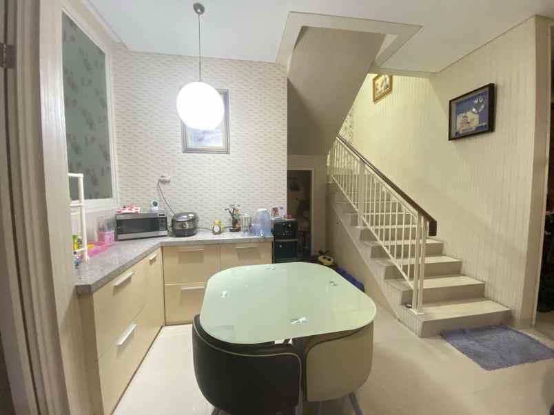 dijual rumah pakuwon city