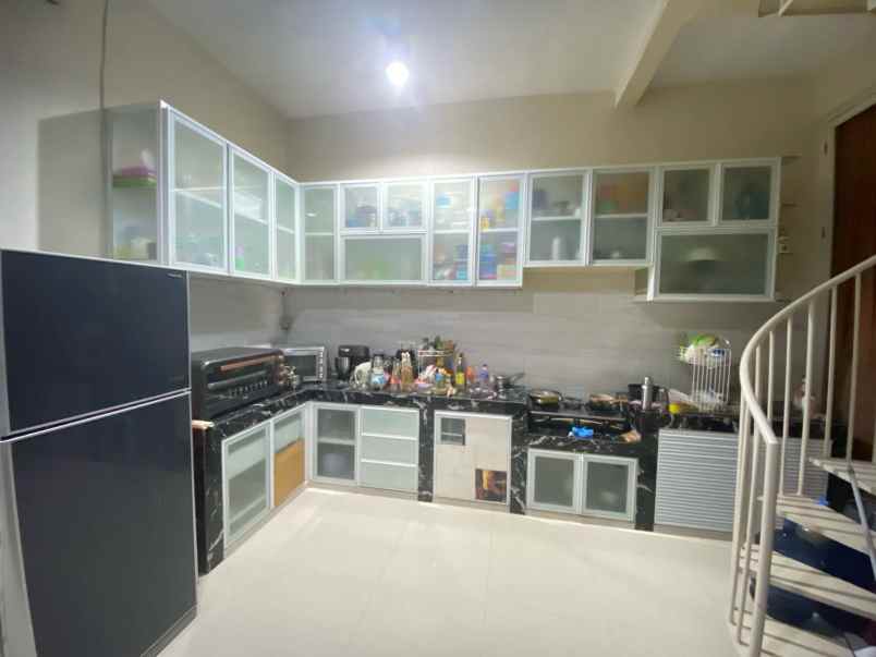 dijual rumah pakuwon city