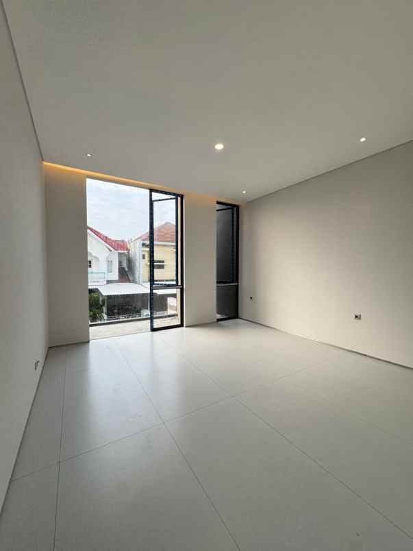 dijual rumah pakuwon city