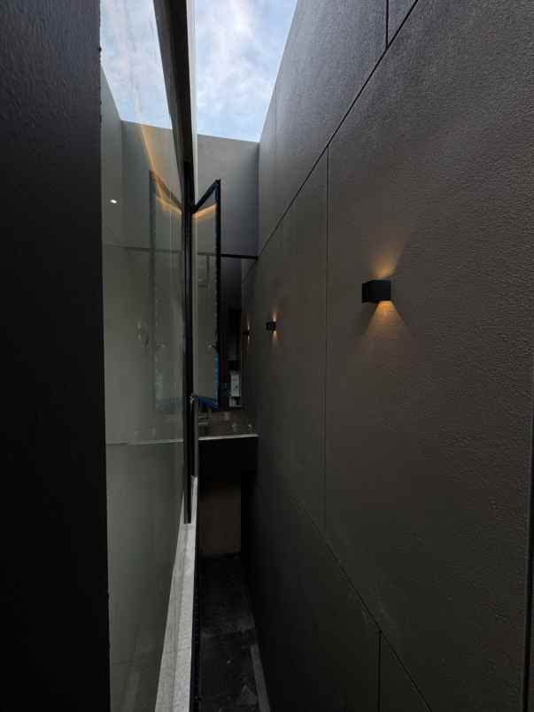 dijual rumah pakuwon city