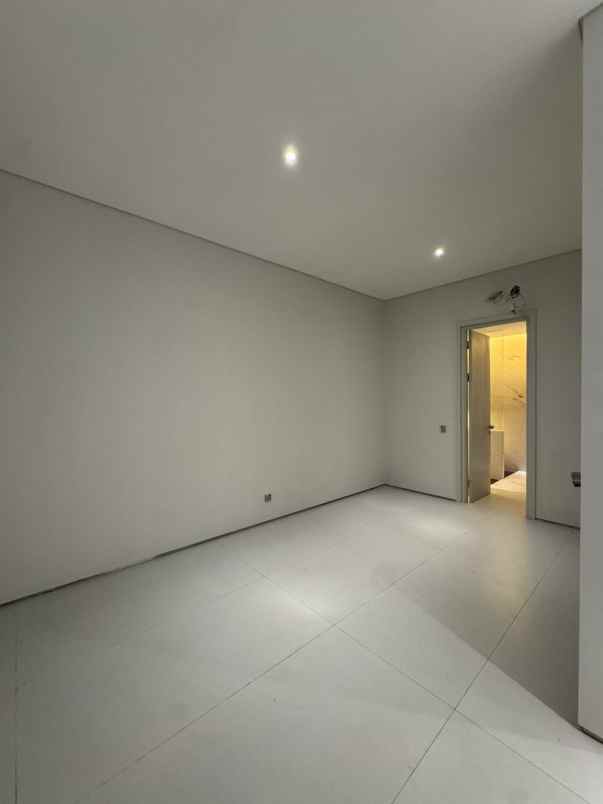 dijual rumah pakuwon city