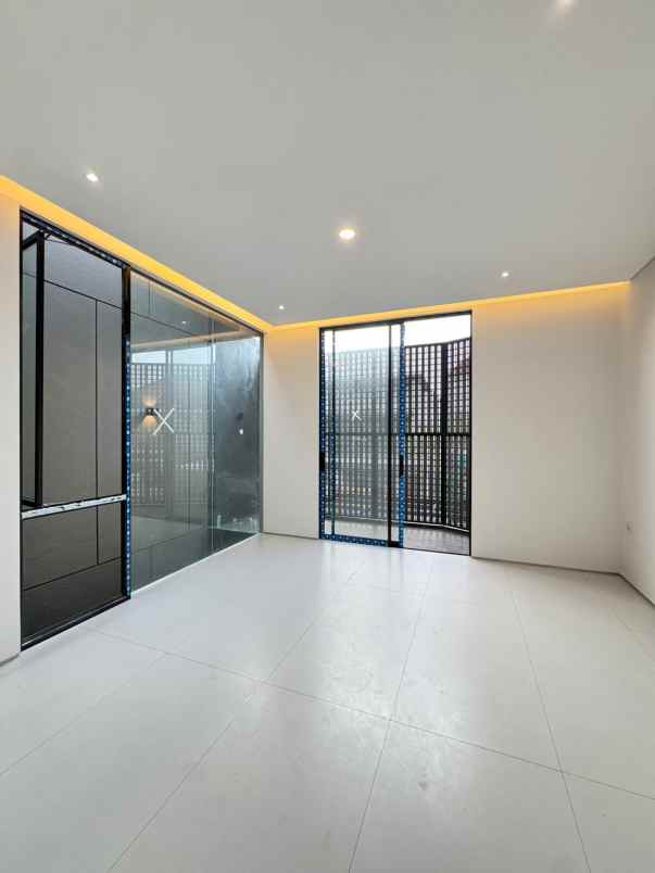 dijual rumah pakuwon city