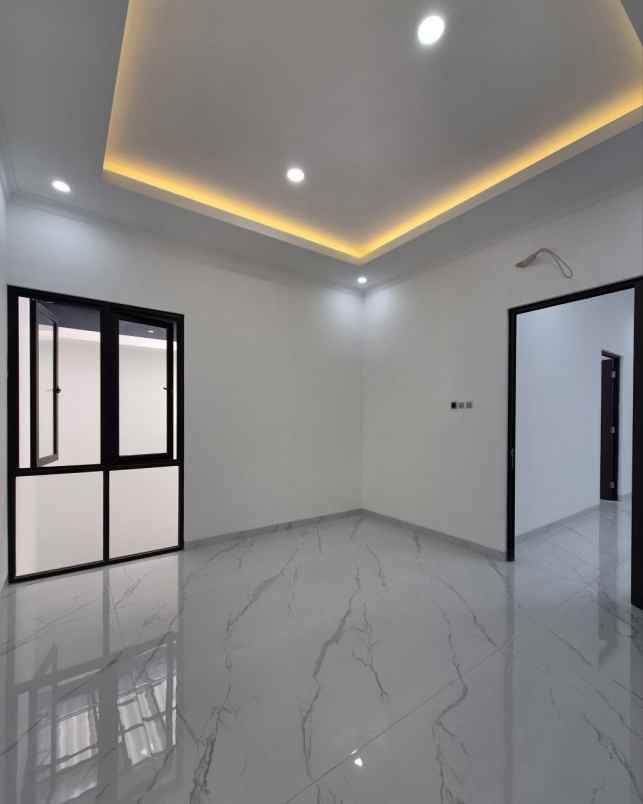 dijual rumah pakuwon city