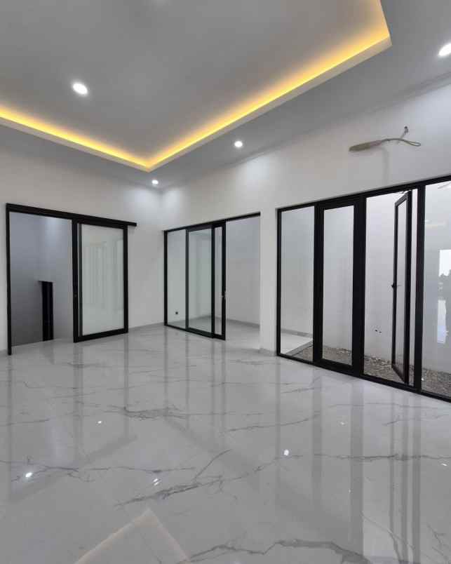 dijual rumah pakuwon city