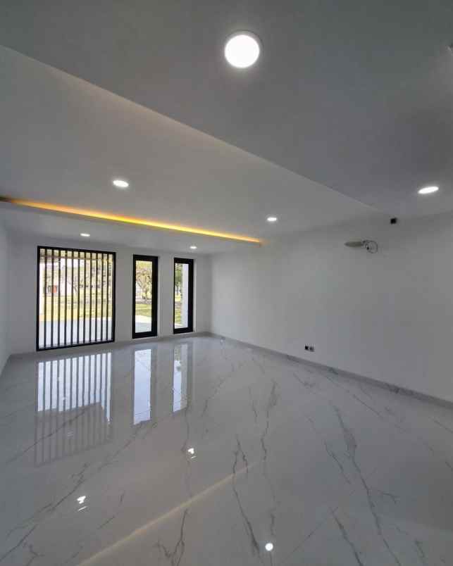 dijual rumah pakuwon city