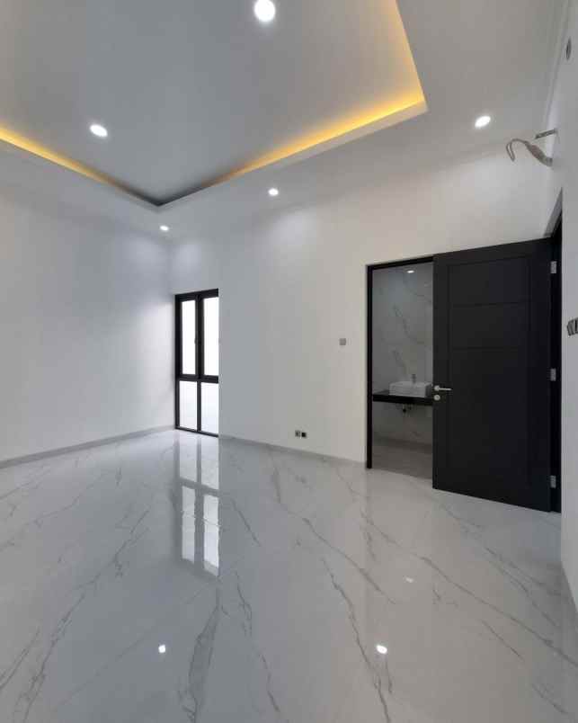 dijual rumah pakuwon city