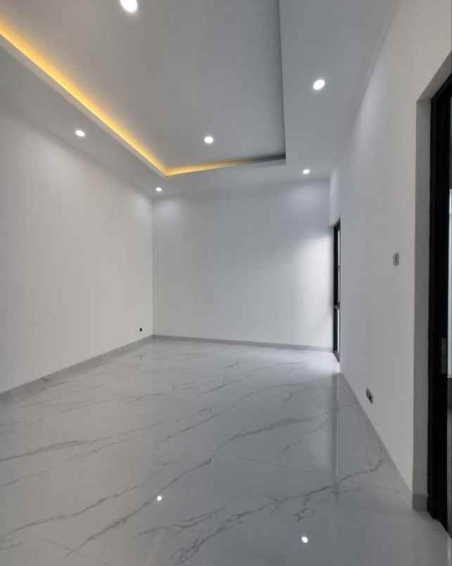 dijual rumah pakuwon city