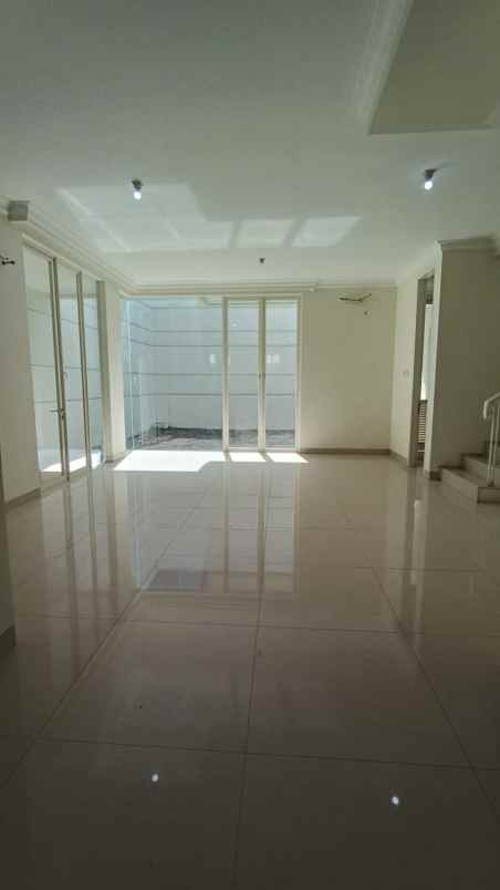 dijual rumah pakuwon city grand island