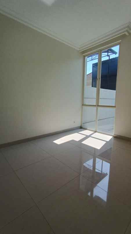 dijual rumah pakuwon city grand island