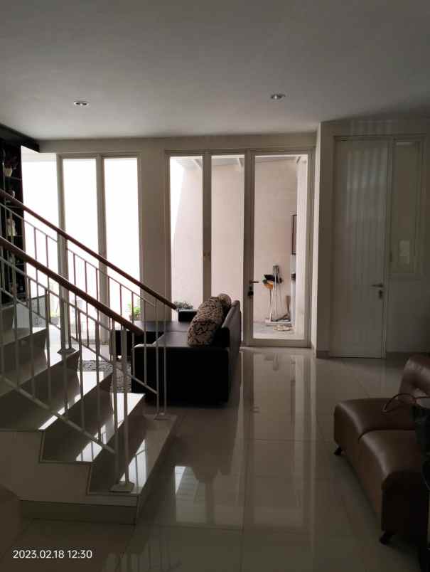 dijual rumah pakuwon city malibu beach