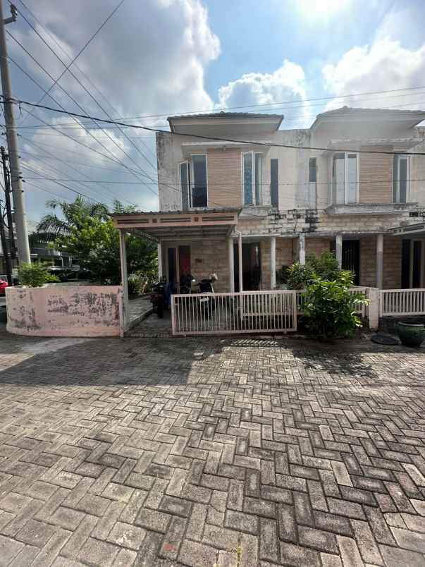 dijual rumah perumahan de naila