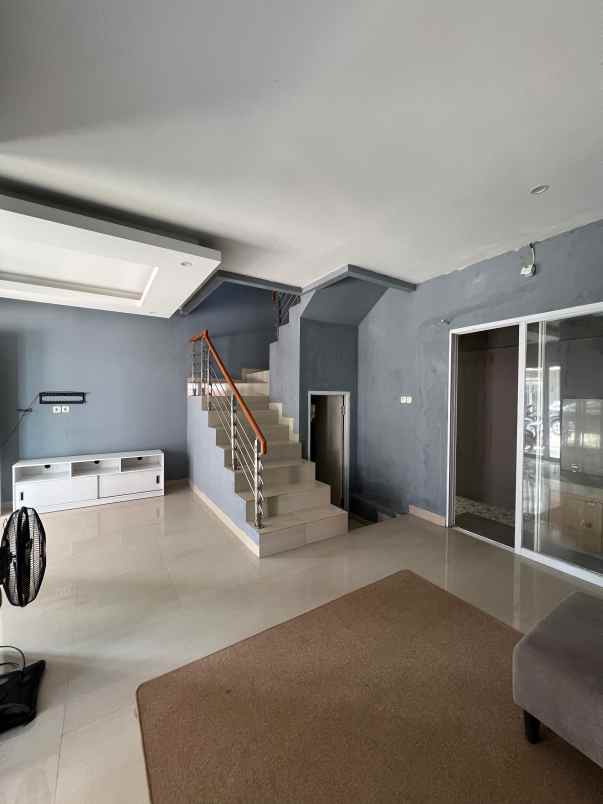 dijual rumah perumahan grand west