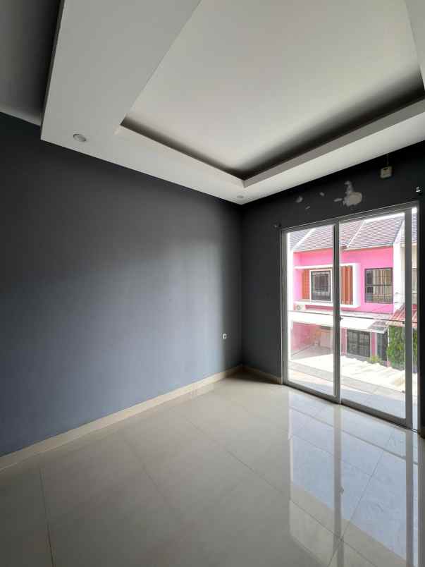 dijual rumah perumahan grand west