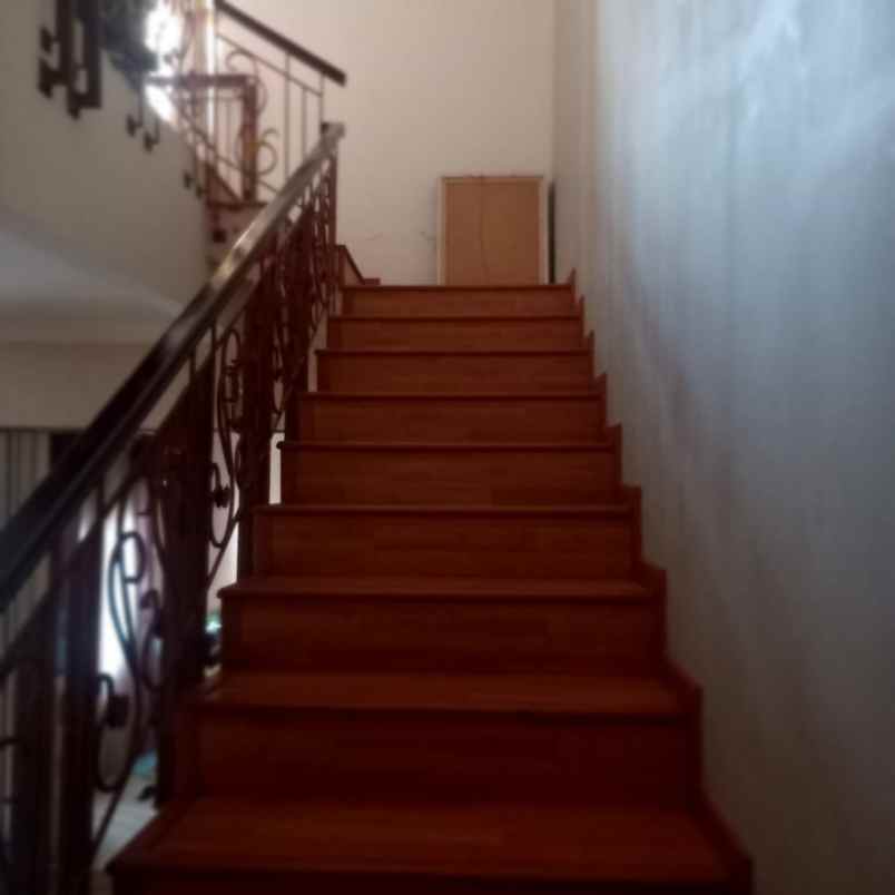 dijual rumah puri syailendra setrasari