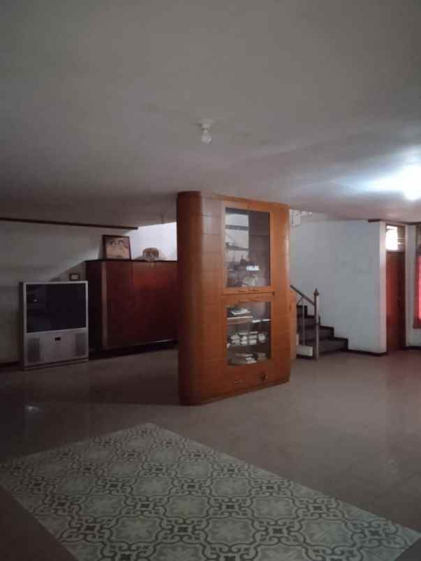 dijual rumah raya dukuh kupang barat