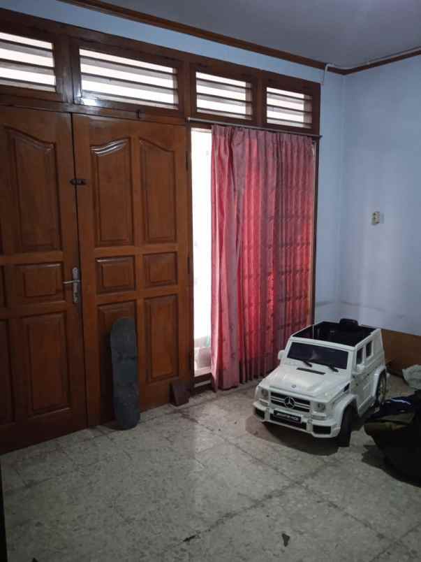 dijual rumah raya dukuh kupang barat